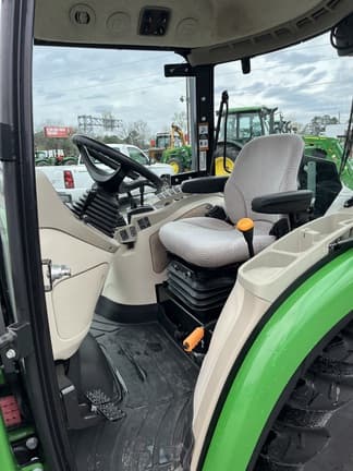 Image of John Deere 3039R equipment image 4