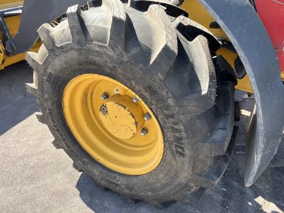 Image of John Deere 324L equipment image 4