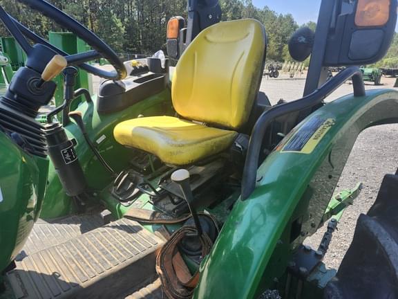 Image of John Deere 5055E equipment image 4