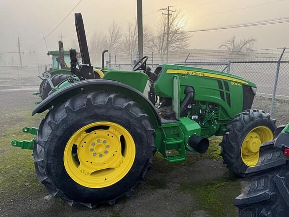 Image of John Deere 5100M equipment image 4