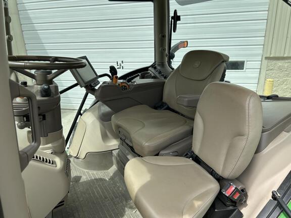 Image of John Deere 6215R equipment image 4