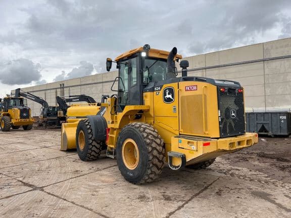 Image of John Deere 624P equipment image 2
