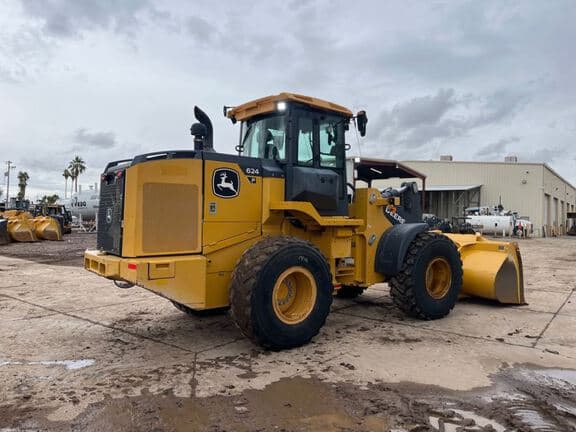 Image of John Deere 624P equipment image 4