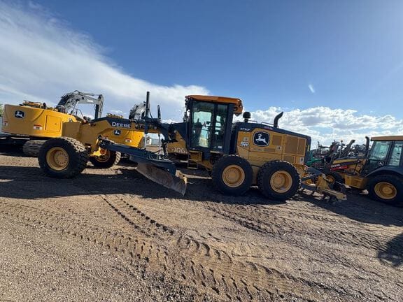 2021 John Deere 672G Equipment Image0