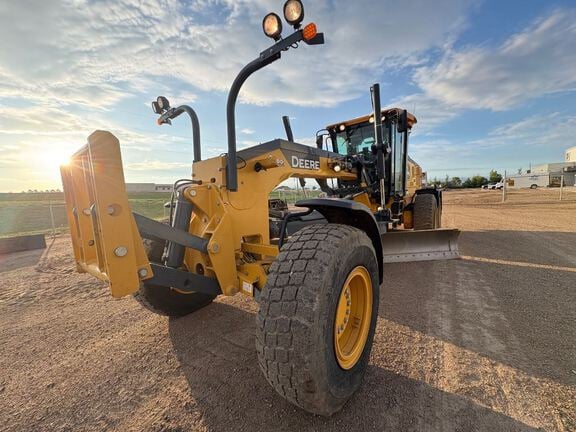 2021 John Deere 772G Equipment Image0