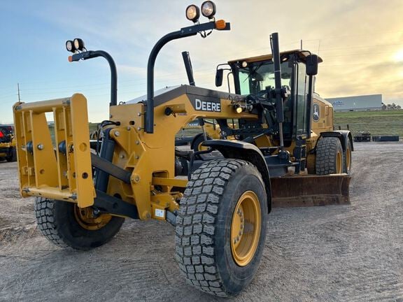2021 John Deere 772G Equipment Image0