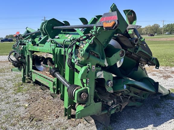 Image of John Deere C12F equipment image 4