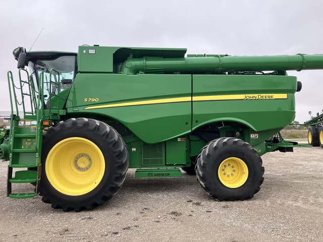 Image of John Deere S790 equipment image 1