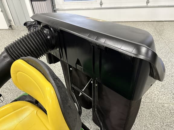 Image of John Deere X330 equipment image 4