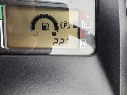 Image of John Deere X580 equipment image 3