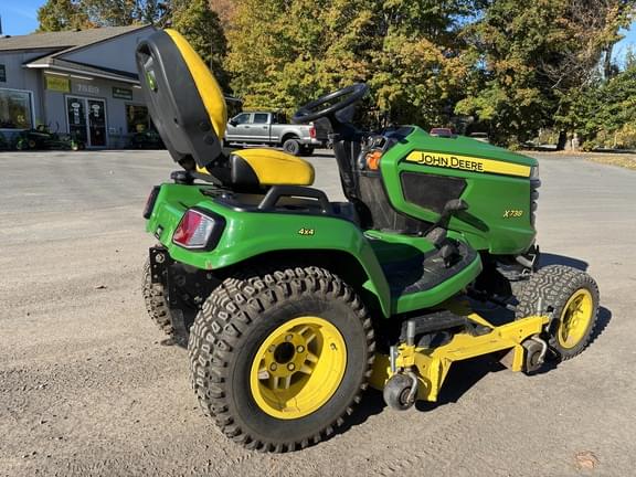 Image of John Deere X738 equipment image 3