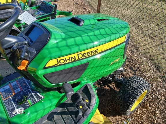 Image of John Deere X738 equipment image 3