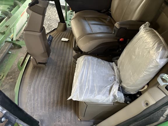 Image of John Deere X9 1100 equipment image 4