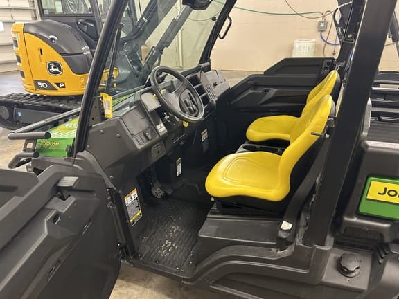 Image of John Deere XUV 835M equipment image 4