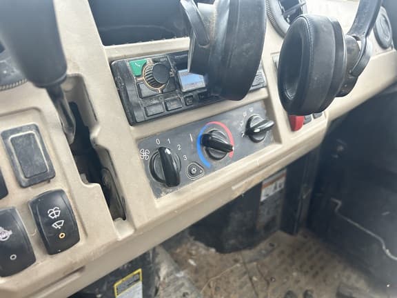 Image of John Deere XUV 835R equipment image 3