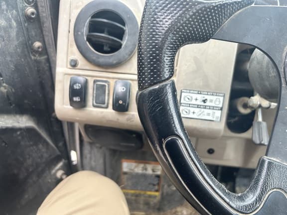 Image of John Deere XUV 835R equipment image 4