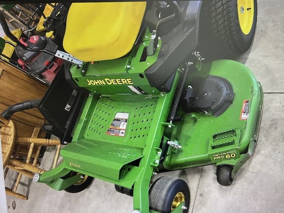 Image of John Deere Z720E equipment image 1