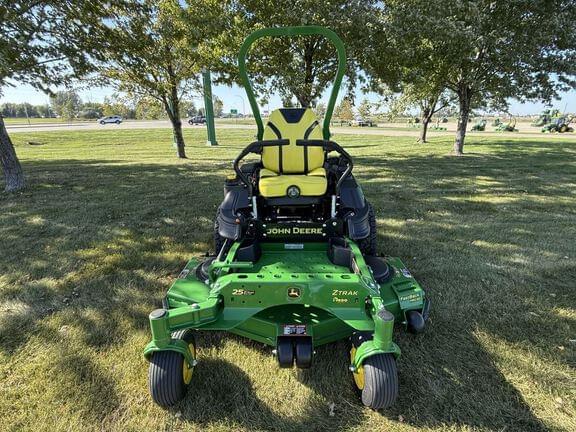 Image of John Deere Z930M equipment image 1