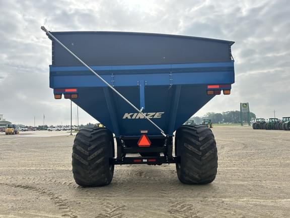 Image of Kinze 1051 equipment image 3