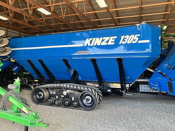 Image of Kinze 1305 equipment image 1