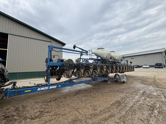 2021 Kinze 3600 Equipment Image0