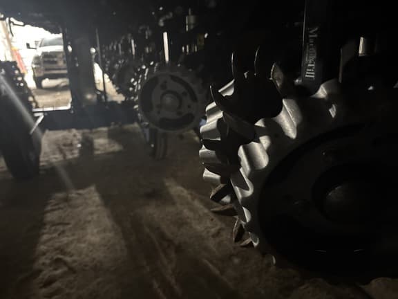 Image of Kinze 3605 equipment image 3