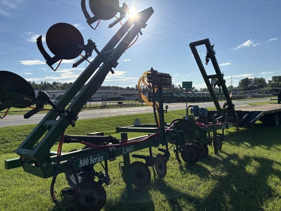 2021 LMC 800 Series Equipment Image0