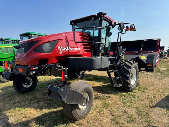 Image of MacDon M1240 equipment image 3