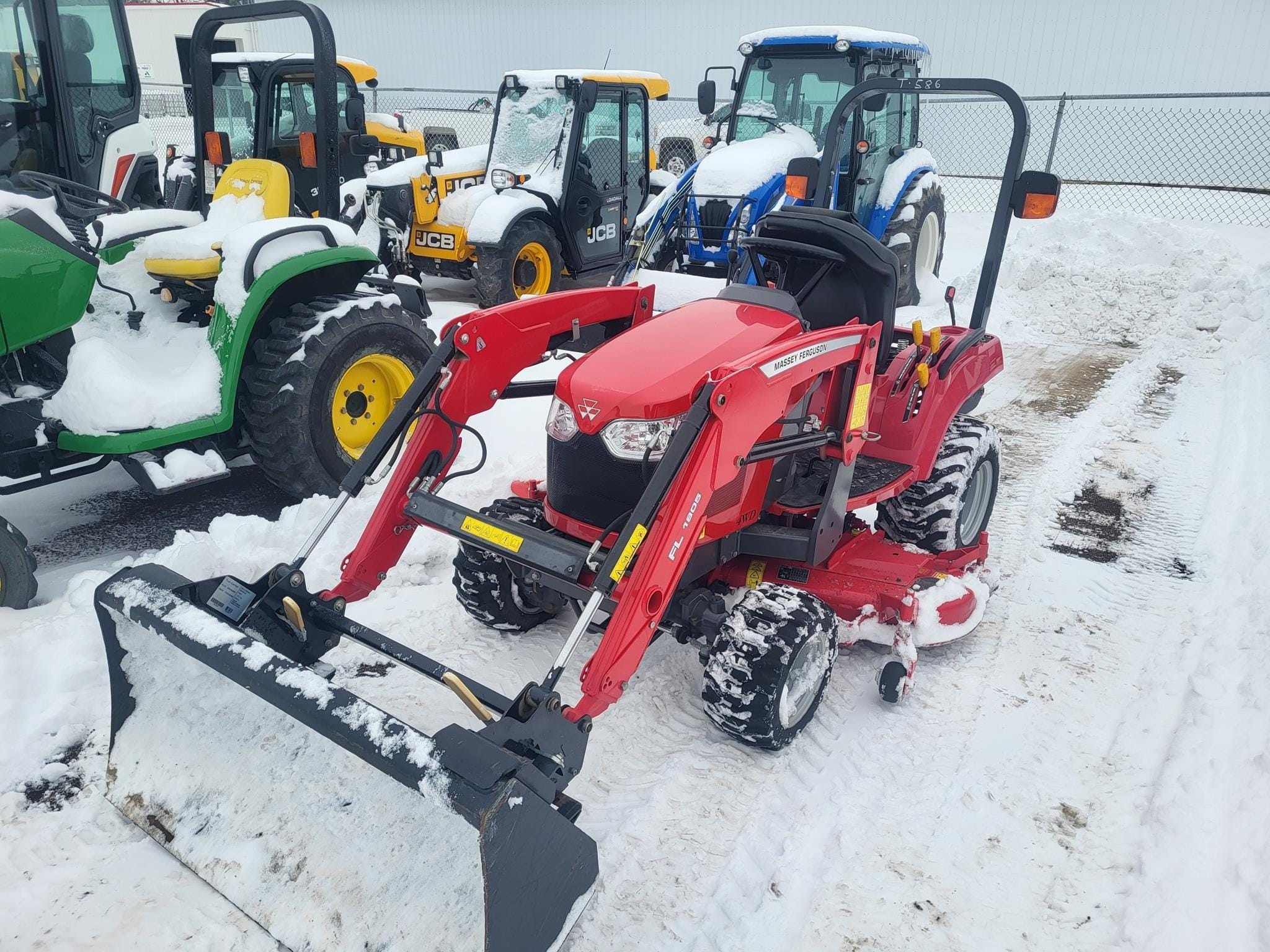 2021 Massey Ferguson GC1723E Equipment Image0