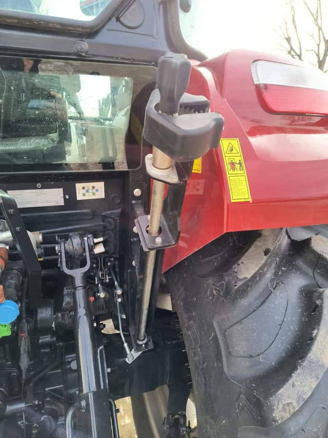 Image of Case IH Farmall 100C equipment image 4