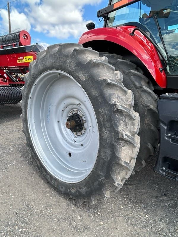 Image of Case IH Magnum 220 equipment image 2