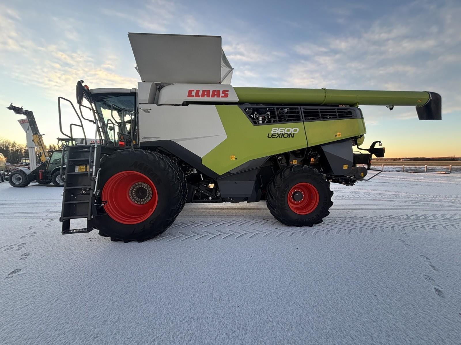 2022 CLAAS Lexion 8600 Equipment Image0
