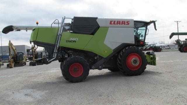 Image of CLAAS Trion 740 equipment image 4
