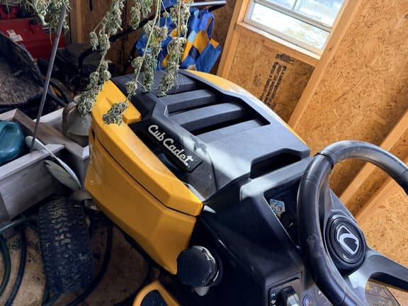 Image of Cub Cadet XT1 LT46 equipment image 2