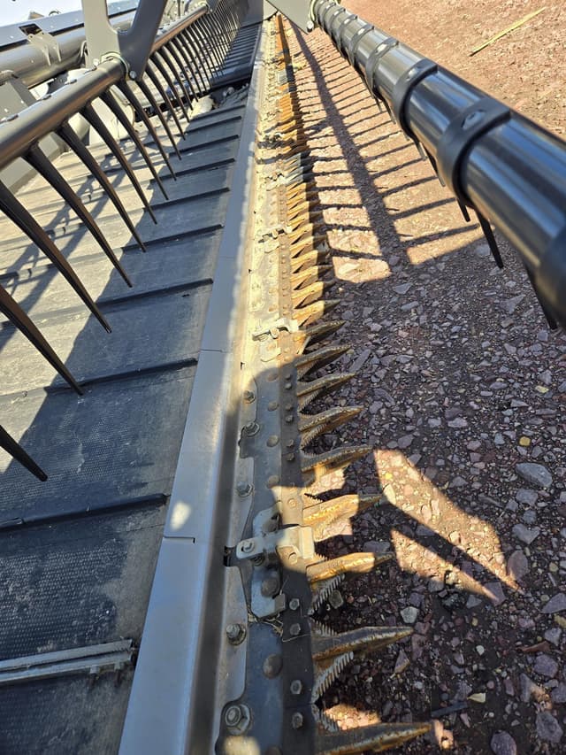 Image of Gleaner 9330 equipment image 2