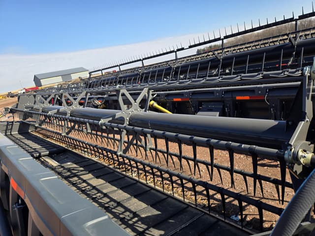 Image of Gleaner 9330 equipment image 4