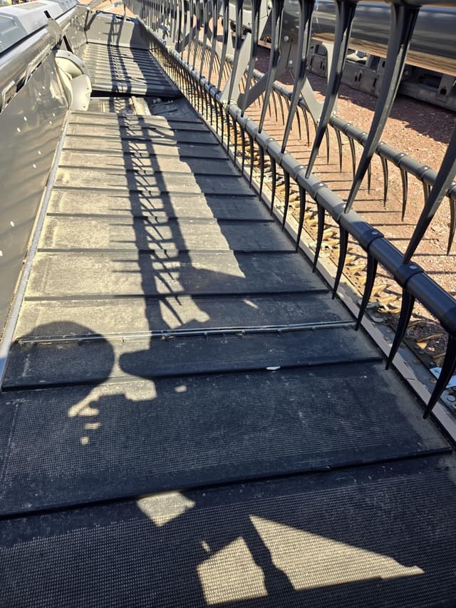 Image of Gleaner 9330 equipment image 3