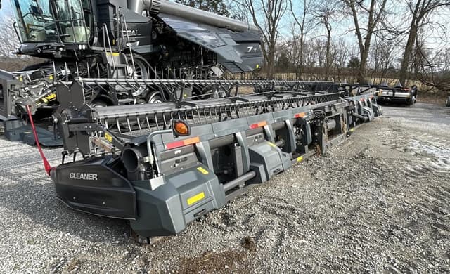 Image of Gleaner 9335 equipment image 2