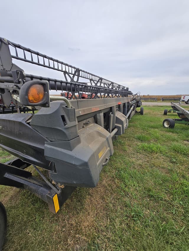 Image of Gleaner 9335 equipment image 4