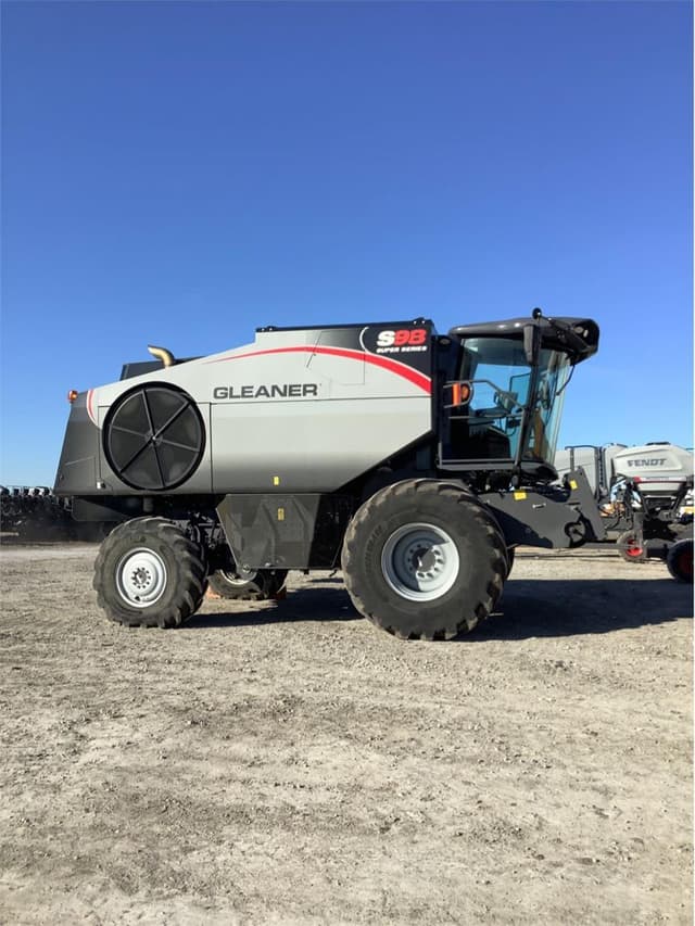 Image of Gleaner S98 equipment image 4