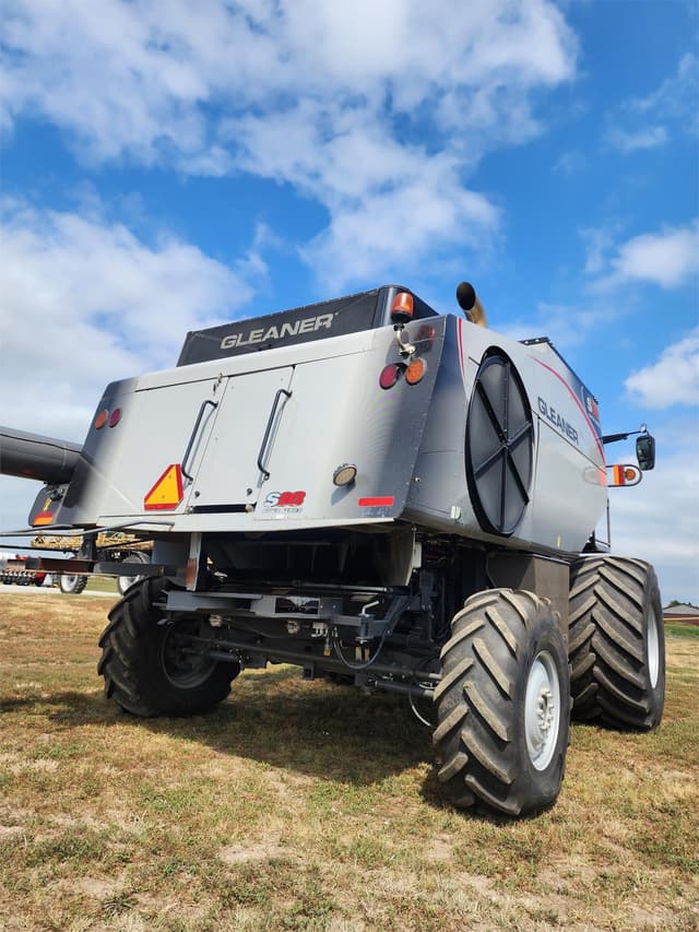 Image of Gleaner S98 equipment image 2