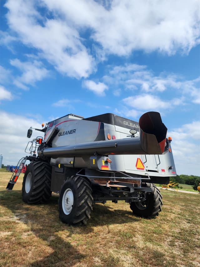 Image of Gleaner S98 equipment image 3