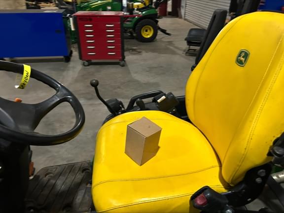 Image of John Deere 1025R equipment image 4