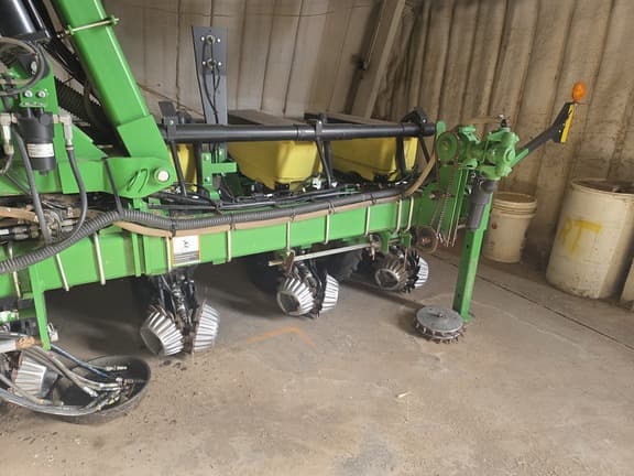 Image of John Deere 1725 equipment image 1