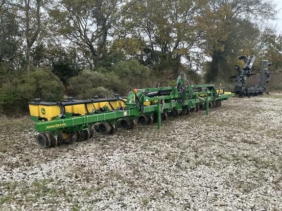 Image of John Deere 1725 equipment image 1