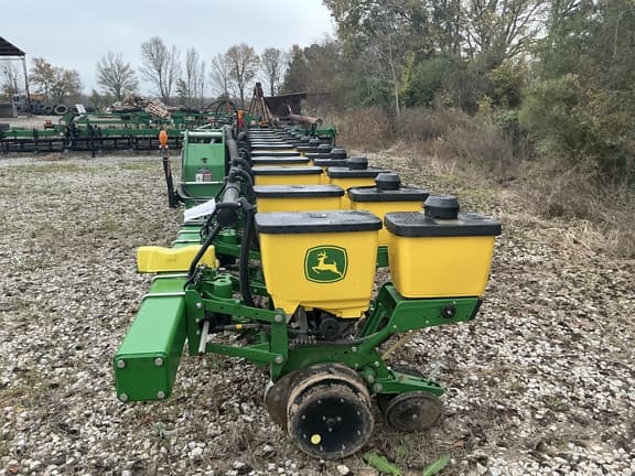 Image of John Deere 1725 equipment image 2