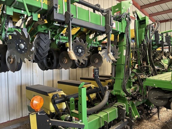 2022 John Deere 1725 Equipment Image0