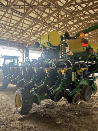 Image of John Deere 1745 equipment image 3