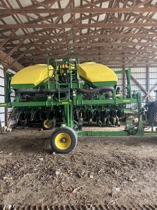 Image of John Deere 1745 equipment image 1