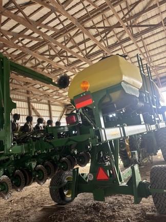 Image of John Deere 1745 equipment image 2